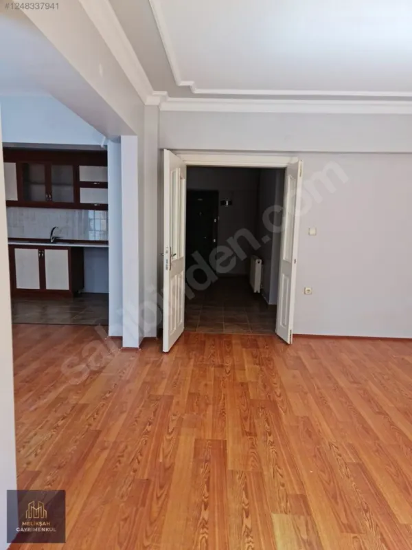 Hendek Merkezde 130m² Satılık 3+1 Daire, Kombi, Otopark